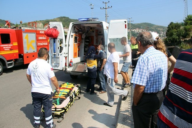 YARALILAR, İTFAİYE EKİPLERİNİN YARDIMIYLA DEREDEN ÇIKARTILIRKEN, OLAY YERİNE GELEN 112 SAĞLIK EKİPLERİNİN MÜDAHALESİNİN ARDINDAN KDZ. EREĞLİ DEVLET HASTANESİ’NE KALDIRILDI. (VEDAT KILIÇ/ZONGULDAK-İHA)