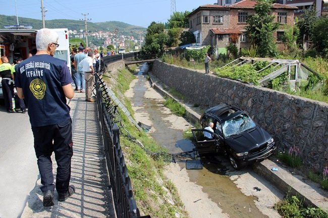 KAZADA YARALANAN SÜRÜCÜ İLE ARKADAŞLARINI DEREDEN İTFAİYE EKİPLERİ ÇIKARDI. (VEDAT KILIÇ/ZONGULDAK-İHA)