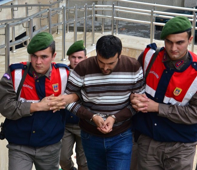 ZONGULDAK'TA BARIŞMAK İÇİN GİTTİĞİ KAYINPEDERİNİN EVİNİN ÖNÜNDE EŞİNİ BIÇAKLAYARAK ÖLDÜREN ÖZDEN İNAM, MÜEBBET HAPİS CEZASINA ÇARPTIRILDI. (ONUR ALTINDAĞ/ZONGULDAK-İHA)