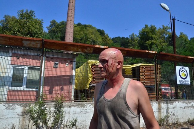 ZONGULDAK’TA ÖZEL MADEN OCAĞINDA PATLATILAN DİNAMİTLER SEBEBİYLE EVLERİNİN ZARAR GÖRDÜĞÜNÜ SÖYLEYEN MAHALLE SAKİNLERİ, MADEN SAHASINA GİDEREK İŞÇİLERLE TARTIŞTI. BÜYÜYEN TARTIŞMA KAVGAYA DÖNÜŞTÜ. OLAYDA ÜÇ İŞÇİ YARALANDI. (ONUR ALTINDAĞ/ZONGULDAK-İHA)