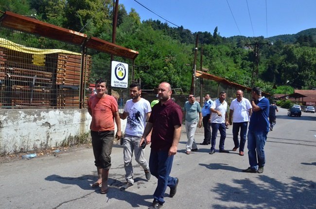 ZONGULDAK’TA ÖZEL MADEN OCAĞINDA PATLATILAN DİNAMİTLER SEBEBİYLE EVLERİNİN ZARAR GÖRDÜĞÜNÜ SÖYLEYEN MAHALLE SAKİNLERİ, MADEN SAHASINA GİDEREK İŞÇİLERLE TARTIŞTI. BÜYÜYEN TARTIŞMA KAVGAYA DÖNÜŞTÜ. OLAYDA ÜÇ İŞÇİ YARALANDI. (ONUR ALTINDAĞ/ZONGULDAK-İHA)