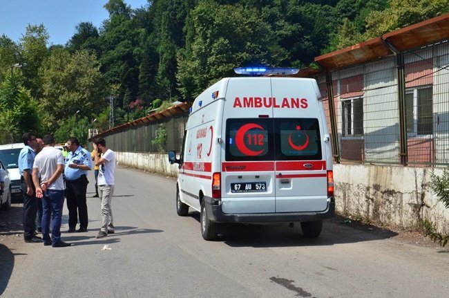 ZONGULDAK’TA ÖZEL MADEN OCAĞINDA PATLATILAN DİNAMİTLER SEBEBİYLE EVLERİNİN ZARAR GÖRDÜĞÜNÜ SÖYLEYEN MAHALLE SAKİNLERİ, MADEN SAHASINA GİDEREK İŞÇİLERLE TARTIŞTI. BÜYÜYEN TARTIŞMA KAVGAYA DÖNÜŞTÜ. OLAYDA ÜÇ İŞÇİ YARALANDI. (ONUR ALTINDAĞ/ZONGULDAK-İHA)