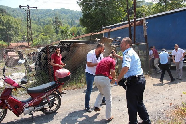 ZONGULDAK’TA ÖZEL MADEN OCAĞINDA PATLATILAN DİNAMİTLER SEBEBİYLE EVLERİNİN ZARAR GÖRDÜĞÜNÜ SÖYLEYEN MAHALLE SAKİNLERİ, MADEN SAHASINA GİDEREK İŞÇİLERLE TARTIŞTI. BÜYÜYEN TARTIŞMA KAVGAYA DÖNÜŞTÜ. OLAYDA ÜÇ İŞÇİ YARALANDI. (ONUR ALTINDAĞ/ZONGULDAK-İHA)