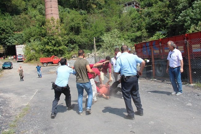 ZONGULDAK’TA ÖZEL MADEN OCAĞINDA PATLATILAN DİNAMİTLER SEBEBİYLE EVLERİNİN ZARAR GÖRDÜĞÜNÜ SÖYLEYEN MAHALLE SAKİNLERİ, MADEN SAHASINA GİDEREK İŞÇİLERLE TARTIŞTI. BÜYÜYEN TARTIŞMA KAVGAYA DÖNÜŞTÜ. OLAYDA ÜÇ İŞÇİ YARALANDI. (ONUR ALTINDAĞ/ZONGULDAK-İHA)