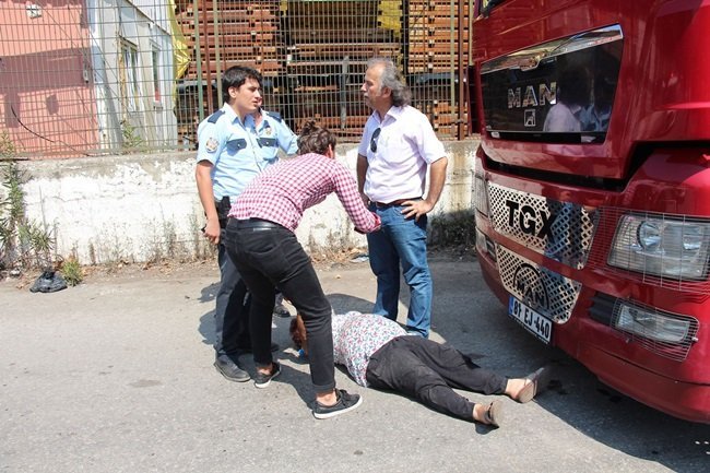 ZONGULDAK’TA ÖZEL MADEN OCAĞINDA PATLATILAN DİNAMİTLER SEBEBİYLE EVLERİNİN ZARAR GÖRDÜĞÜNÜ SÖYLEYEN MAHALLE SAKİNLERİ, MADEN SAHASINA GİDEREK İŞÇİLERLE TARTIŞTI. BÜYÜYEN TARTIŞMA KAVGAYA DÖNÜŞTÜ. OLAYDA ÜÇ İŞÇİ YARALANDI. (ONUR ALTINDAĞ/ZONGULDAK-İHA)