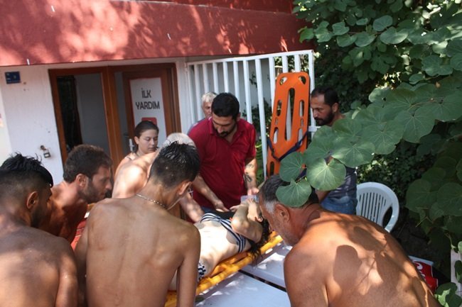 İLK MÜDAHALESİ OLAY YERİNDE YAPILAN HİLAL G., AMBULANSLA ATATÜRK DEVLET HASTANESİ’NE KALDIRILARAK TEDAVİ ALTINA ALINDI. GENÇ KIZIN SAĞLIK DURUMUNUN İYİ OLDUĞU ÖĞRENİLDİ. (ÖMER TEKCAN/ZONGULDAK-İHA)