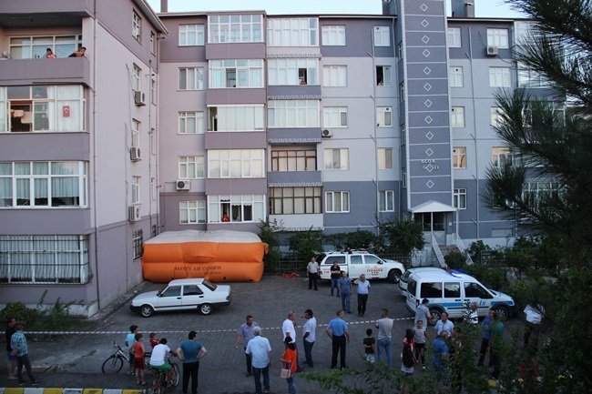 GÜLÜÇ BELDESİ'NDE SİTEDEKİ APARTMANIN 5. KATINDA KENDİSİNİ İKİ ÇOCUĞU İLE EVE KİLİTLEYEN KADINI EVE GELEN EŞİ İKNA ETTİ. (VEDAT KILIÇ/ZONGULDAK-İHA)