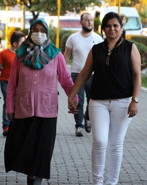 ANNESİNE BİR BÖBREĞİNİ VEREN SULTAN ERÇİN, NAKİLDEN SONRA DA ANNESİ FATMA ODALI'YI YALNIZ BIRAKMAYIP HER TÜRLÜ İHTİYACINI KARŞILAMAYA ÇALIŞIYOR. (VEDAT KILIÇ/ZONGULDAK-İHA)