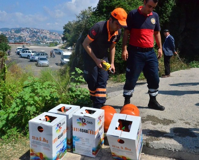 ZONGULDAK'TA, KIZLAR PLAJI'NDA ÇALILIK ALANDA BULUNAN BOŞ KLİMA TÜPLERİ EKİPLERİ ALARMA GEÇİRDİ. (SERTAÇ ÖZDEMİR/ZONGULDAK-İHA)