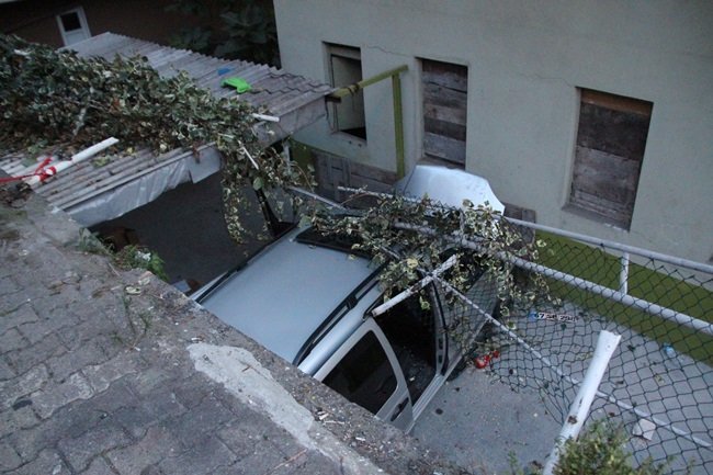 ZONGULDAK'IN EREĞLİ İLÇESİNDE OTOMOBİL APARTMAN BOŞLUĞUNA UÇTU. KAZADA İKİ KİŞİ YARALANDI. (VEDAT KILIÇ/ZONGULDAK-İHA)