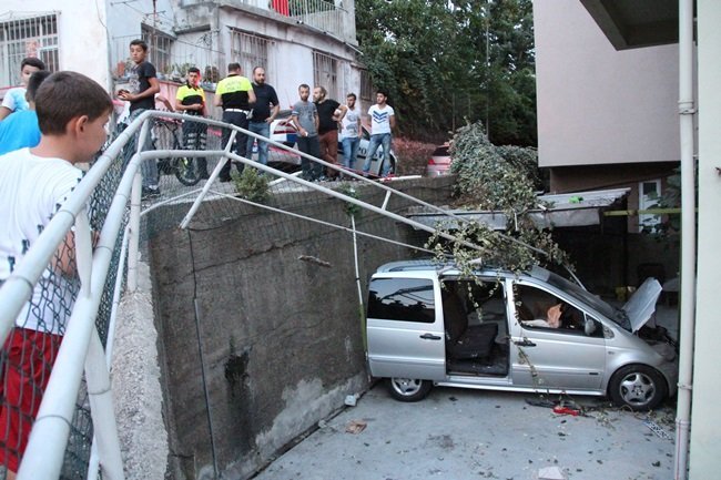 ZONGULDAK'IN EREĞLİ İLÇESİNDE OTOMOBİL APARTMAN BOŞLUĞUNA UÇTU. KAZADA İKİ KİŞİ YARALANDI. (VEDAT KILIÇ/ZONGULDAK-İHA)