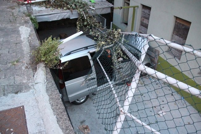 ZONGULDAK'IN EREĞLİ İLÇESİNDE OTOMOBİL APARTMAN BOŞLUĞUNA UÇTU. KAZADA İKİ KİŞİ YARALANDI. (VEDAT KILIÇ/ZONGULDAK-İHA)
