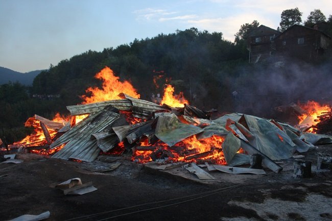 PINARBAŞI'NDA ÇIKAN YANGINA HELİKOPTER İLE MÜDAHALE EDİLDİ. (HATİCE KARAKAŞ/KASTAMONU-İHA)