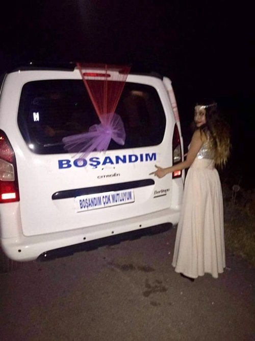 5 YILDIR BOŞANMAK İÇİN VERDİĞİ HUKUK MÜCADELESİNİ KAZANAN SELVİ ATAŞ, ARACINI SÜSLEYİP KUTLADI. (MUSTAFA KURT/BARTIN-İHA)