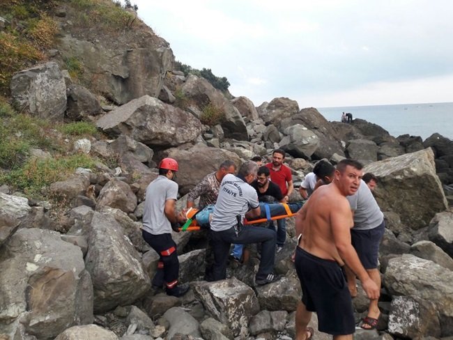 ZONGULDAK'IN EREĞLİ İLÇESİNDE BALIK TUTMAK İSTEYEN BİR KİŞİ, KAYALIKLARIN ARASINA DÜŞTÜ. TALİHSİZ ADAMIN YARDIMINA ÇEVREDEKİ VATANDAŞLAR KOŞTU. YARALANAN OKAN K., DÜŞTÜĞÜ YERDEN ÇIKARILARAK HASTANEYE KALDIRILDI. (VEDAT KILIÇ/ZONGULDAK-İHA)