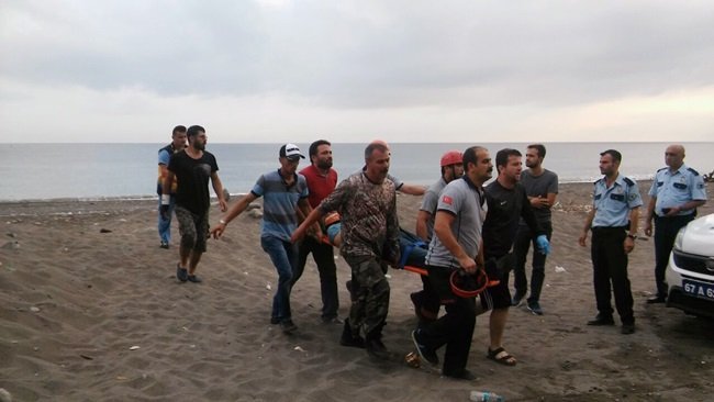 ZONGULDAK'IN EREĞLİ İLÇESİNDE BALIK TUTMAK İSTEYEN BİR KİŞİ, KAYALIKLARIN ARASINA DÜŞTÜ. TALİHSİZ ADAMIN YARDIMINA ÇEVREDEKİ VATANDAŞLAR KOŞTU. YARALANAN OKAN K., DÜŞTÜĞÜ YERDEN ÇIKARILARAK HASTANEYE KALDIRILDI. (VEDAT KILIÇ/ZONGULDAK-İHA)