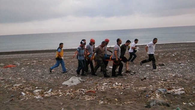 ZONGULDAK'IN EREĞLİ İLÇESİNDE BALIK TUTMAK İSTEYEN BİR KİŞİ, KAYALIKLARIN ARASINA DÜŞTÜ. TALİHSİZ ADAMIN YARDIMINA ÇEVREDEKİ VATANDAŞLAR KOŞTU. YARALANAN OKAN K., DÜŞTÜĞÜ YERDEN ÇIKARILARAK HASTANEYE KALDIRILDI. (VEDAT KILIÇ/ZONGULDAK-İHA)