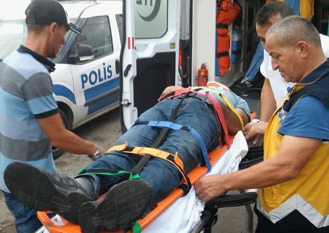 ZONGULDAK'IN EREĞLİ İLÇESİNDE BALIK TUTMAK İSTEYEN BİR KİŞİ, KAYALIKLARIN ARASINA DÜŞTÜ. TALİHSİZ ADAMIN YARDIMINA ÇEVREDEKİ VATANDAŞLAR KOŞTU. YARALANAN OKAN K., DÜŞTÜĞÜ YERDEN ÇIKARILARAK HASTANEYE KALDIRILDI. (VEDAT KILIÇ/ZONGULDAK-İHA)