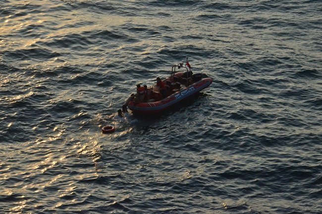 ZONGULDAK’TA DENİZE DÜŞEN AYAKKABISINI ALMAK İÇİN DENİZE ATLAYAN GENÇ CANINDAN OLUYORDU. (SERTAÇ ÖZDEMİR/ZONGULDAK-İHA)