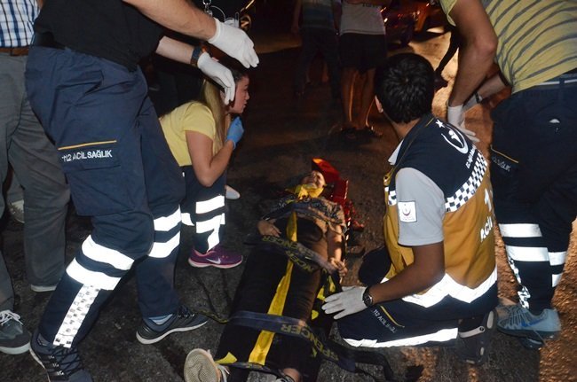 ZONGULDAK’TA İÇERİSİNDE 14 YOLCUSU BULUNAN MİNİBÜS KONTROLDEN ÇIKIP DEVRİLDİ. KAZADA MİNİBÜSTE BULUNAN 14 YOLCUDAN 4’Ü YARALANDI. (ONUR ALTINDAĞ - SERTAÇ ÖZDEMİR/ZONGULDAK-İHA)