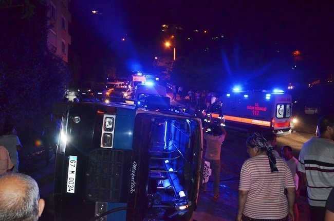 ZONGULDAK’TA İÇERİSİNDE 14 YOLCUSU BULUNAN MİNİBÜS KONTROLDEN ÇIKIP DEVRİLDİ. KAZADA MİNİBÜSTE BULUNAN 14 YOLCUDAN 4’Ü YARALANDI. (ONUR ALTINDAĞ - SERTAÇ ÖZDEMİR/ZONGULDAK-İHA)