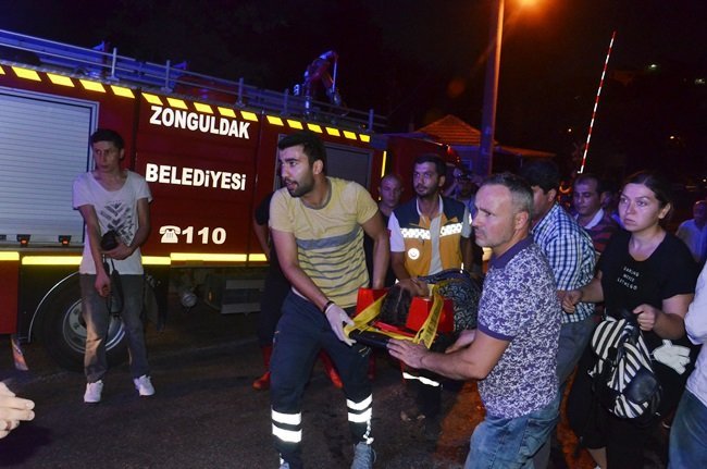 ZONGULDAK’TA İÇERİSİNDE 14 YOLCUSU BULUNAN MİNİBÜS KONTROLDEN ÇIKIP DEVRİLDİ. KAZADA MİNİBÜSTE BULUNAN 14 YOLCUDAN 4’Ü YARALANDI. (ONUR ALTINDAĞ - SERTAÇ ÖZDEMİR/ZONGULDAK-İHA)