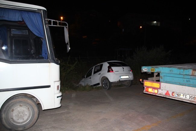 KDZ. EREĞLİ İLÇESİNDE OTOMOBİL KULLANMAYI ÖĞRENEN BAYAN SÜRÜCÜ SU KANALINA DÜŞTÜ. (VEDAT KILIÇ/ZONGULDAK-İHA)