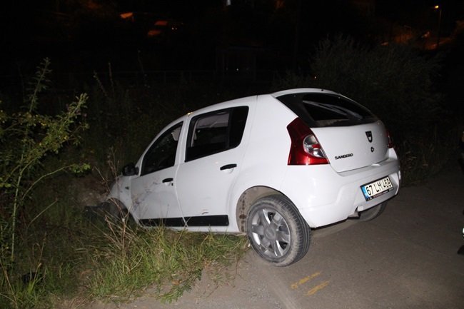KDZ. EREĞLİ İLÇESİNDE OTOMOBİL KULLANMAYI YENİ ÖĞRENEN BAYAN SÜRÜCÜ ARACIYLA BİRLİKTE SU KANALINA DÜŞTÜ. (VEDAT KILIÇ/ZONGULDAK-İHA)