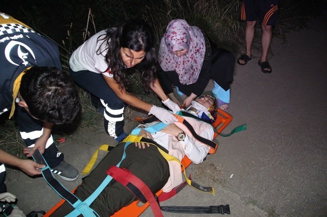 KDZ. EREĞLİ İLÇESİNDE ARKADAŞLARI İLE BİRLİKTE ARACIYLA GEZİNTİYE ÇIKAN BAYAN SÜRÜCÜ DİREKSİYON HAKİMİYETİNİ KAYBEDİNCE SU KANALINA DÜŞTÜ. (VEDAT KILIÇ/ZONGULDAK-İHA)