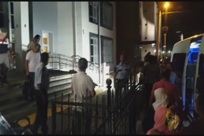 KDZ. EREĞLİ'DE FETÖ/PDY TERÖR ÖRGÜTÜ SORUŞTURMASI KAPSAMINDA GÖZALTINA ALINAN REKLAM AJANSI FİRMASI ORTAĞI 5 KİŞİ ÇIKARILDIKLARI MAHKEMECE TUTUKLANARAK CEZAEVİNE GÖNDERİLDİ. (VEDAT KILIÇ/ZONGULDAK-İHA)