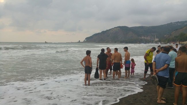 ZONGULDAK’IN EREĞLİ İLÇESİNDE DENİZDE BOĞULMA TEHLİKESİ GEÇİREN ÇOCUĞA YARDIM ETMEK İSTEYEN ŞAHIS BOĞULMAKTAN SON ANDA KURTARILIRKEN, DALGALARA KAPILAN ÇOCUĞU ARAMA ÇALIŞMALARI DEVAM EDİYOR. (VEDAT KILIÇ/ZONGULDAK-İHA)