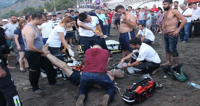 KDZ. EREĞLİ'DE DENİZDE BOĞULMA TEHLİKESİ GEÇİREN GENCİ KURTARMAYA ÇALIŞAN YAŞLI ADAM KENDİSİ DE DEV DALGALARA KAPILARAK HAYATINI KAYBETTİ. (VEDAT KILIÇ/ZONGULDAK-İHA)
