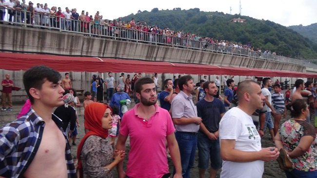 PLAJDA BULUNAN YÜZLERCE VATANDAŞ KURTARMA ÇALIŞMALARINI FİLM İZLER GİBİ İZLEDİ. (VEDAT KILIÇ/ZONGULDAK-İHA)