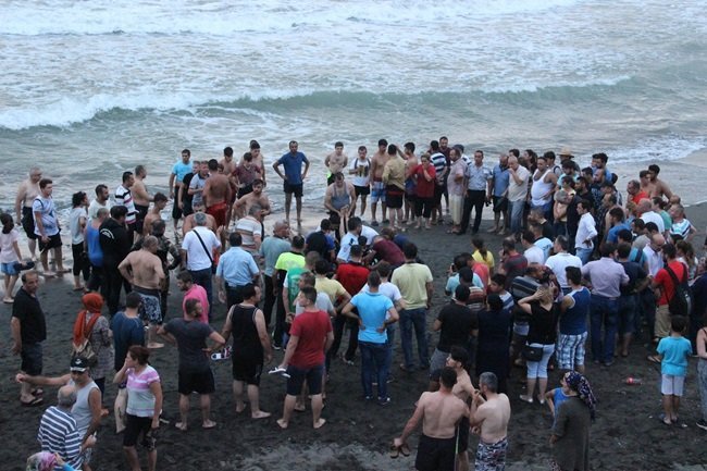 KDZ. EREĞLİ İLÇESİNDE DENİZDE BOĞULMA TEHLİKESİ GEÇİREN GENCİ KURTARMAYA ÇALIŞAN BİR KİŞİ HAYATINI KAYBETTİ. (VEDAT KILIÇ/ZONGULDAK-İHA)
