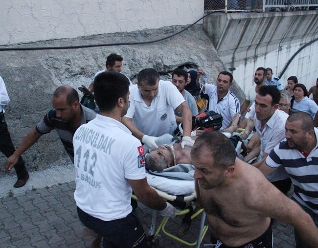 YAKLAŞIK 40 DAKİKA KADAR SUNİ TENEFFÜS YAPILMASINA RAĞMEN KENDİSİNE GETİRİLEMEYEN ADAM AMBULANSA ALINARAK KDZ. EREĞLİ DEVLET HASTANESİ’NE GETİRİLDİ. BURADA YAPILAN MÜDAHALE SONUCU NEFES ALMAYA BAŞLAYAN YAŞLI ADAM YAKLAŞIK 2 SAAT SONRA HAYATINI KAYBETTİ. (VEDAT KILIÇ/ZONGULDAK-İHA)