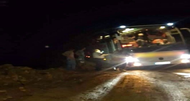 Yolcu otobüsü çamura saplandı