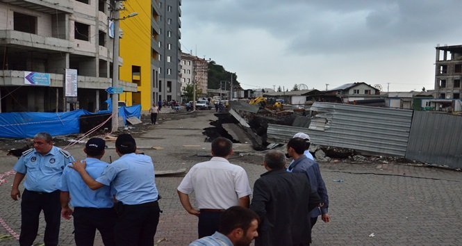 Zonguldak’ta yol çöktü