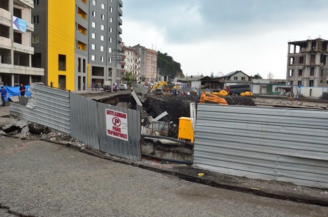 ZONGULDAK’TA DÜN AKŞAM SAATLERİNDEN BU YANA ETKİLİ OLAN SAĞANAK YAĞIŞ NEDENİYLE YAPIMI DEVAM EDEN AVM İNŞAATININ TEMEL KAZI   ÇALIŞMALARI SIRASINDA YOLDA GÖÇÜK MEYDANA GELDİ. (ONUR ALTINDAĞ - SERTAÇ ÖZDEMİR/ZONGULDAK-İHA)