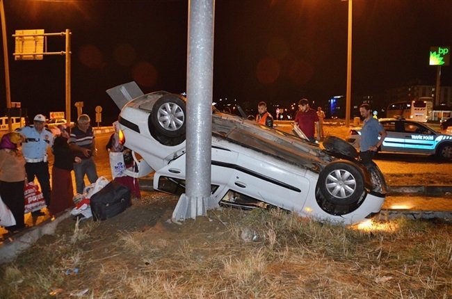 ŞIRNAK'IN CİZRE İLÇESİNDEKİ BOMBALI SALDIRIDA ŞEHİT OLAN POLİSLERDEN ORDU DOĞUMLU HARUN MAYTALMAN’IN CENAZESİNE GİDEN AKRABALARI, KASTAMONU'NUN TOSYA İLÇESİNDE TRAFİK KAZASI GEÇİRDİ. KAZADA AYNI AİLEDEN 5 KİŞİ YARALANDI. (SEDAT AĞACIKOĞLU/KASTAMONU-İHA)