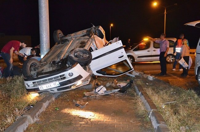 ŞIRNAK'IN CİZRE İLÇESİNDEKİ BOMBALI SALDIRIDA ŞEHİT OLAN POLİSLERDEN ORDU DOĞUMLU HARUN MAYTALMAN’IN CENAZESİNE GİDEN AKRABALARI, KASTAMONU'NUN TOSYA İLÇESİNDE TRAFİK KAZASI GEÇİRDİ. KAZADA AYNI AİLEDEN 5 KİŞİ YARALANDI. (SEDAT AĞACIKOĞLU/KASTAMONU-İHA)
