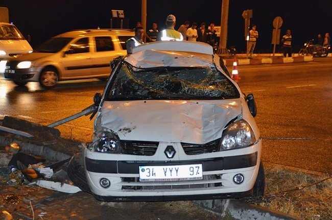 ŞIRNAK'IN CİZRE İLÇESİNDEKİ BOMBALI SALDIRIDA ŞEHİT OLAN POLİSLERDEN ORDU DOĞUMLU HARUN MAYTALMAN’IN CENAZESİNE GİDEN AKRABALARI, KASTAMONU'NUN TOSYA İLÇESİNDE TRAFİK KAZASI GEÇİRDİ. KAZADA AYNI AİLEDEN 5 KİŞİ YARALANDI. (SEDAT AĞACIKOĞLU/KASTAMONU-İHA)