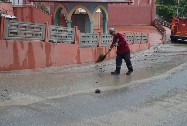 ZONGULDAK’TA ŞİDDETLİ YAĞMUR SONRASI BAZI EVLERİN GİRİŞ KATLARINI VE GARAJLARINI SU BASTI. (ONUR ALTINDAĞ/ZONGULDAK-İHA)