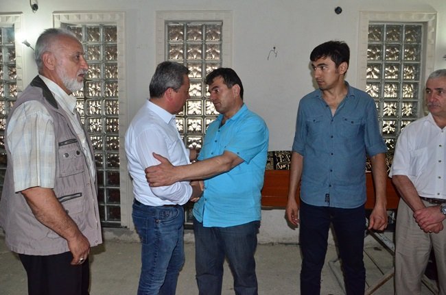 KARAMAN BELDE BELEDİYE BAŞKANI MUSTAFA KALAYCI (ORTADA SAĞDA AÇIK MAVİ GÖMLEKLİ), CENAZE TÖRENİNDE TAZİYELERİ KABUL ETTİ. (ONUR ALTINDAĞ/ZONGULDAK-İHA)