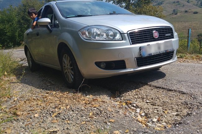 KDZ. EREĞLİ İLÇESİNE BAĞLI HASBEYLER KÖYÜ'NDE YOLUN BOZUK OLMASI NEDENİYLE BIDAKLAR MAHALLESİ'NE ULAŞIM GÜÇLÜKLE SAĞLANIYOR. (VEDAT KILIÇ/ZONGULDAK-İHA)