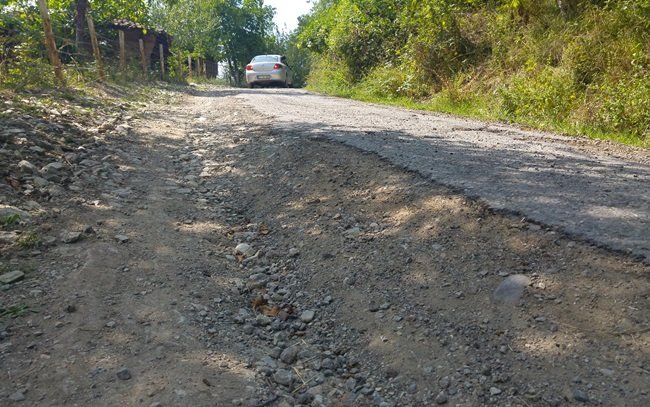 KDZ. EREĞLİ İLÇESİNE BAĞLI HASBEYLER KÖYÜ'NDE VATANDAŞLAR BOZUK YOLLARIN YAPILMASINI İSTEDİ. (VEDAT KILIÇ/ZONGULDAK-İHA)