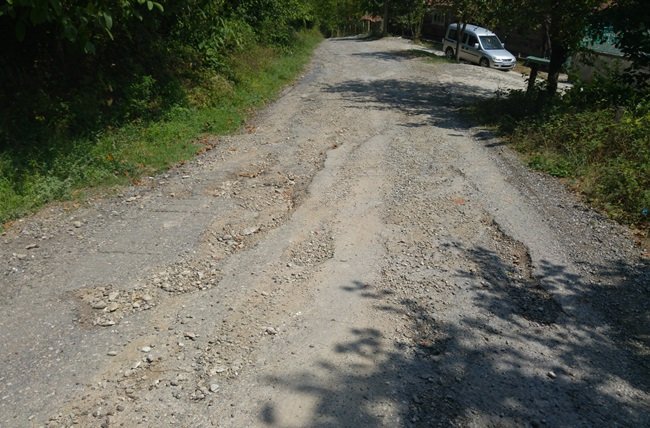 KDZ. EREĞLİ İLÇESİNE BAĞLI HASBEYLER KÖYÜ'NDE YAŞAYAN VATANDAŞLAR 15 YILDIR BAKIMI YAPILMAYAN YOLLARIN AŞIRI DERECEDE BOZULDUĞUNU VE ULAŞIMIN GÜÇLÜKLE SAĞLANDIĞINI BELİRTTİ. (VEDAT KILIÇ/ZONGULDAK-İHA)