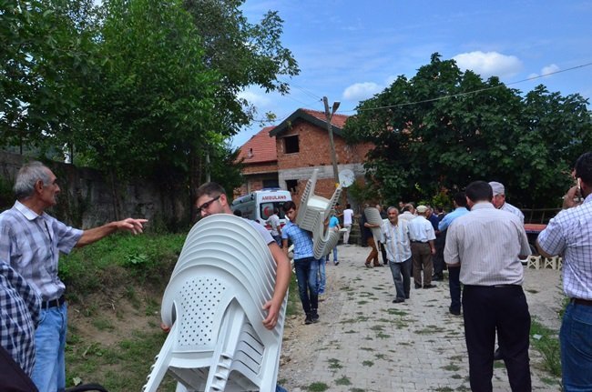 ŞEHİDİN EVİNİN ÖNÜNDE TAZİYE HAZIRLIĞI BAŞLADI. (EMRAH YILDIZ - ONUR ALTINDAĞ/ZONGULDAK-İHA)