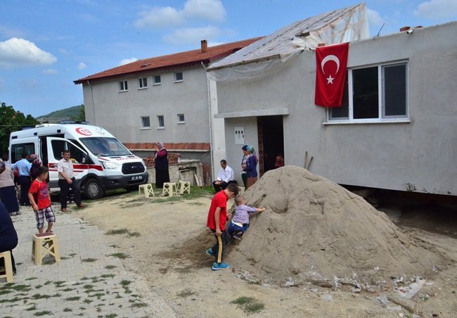 ŞEHİDİN BABASI VE KARDEŞLERİ İLE BİRLİKTE YENİ BİR EV YAPTIRDIĞI ORTAYA ÇIKTI. (EMRAH YILDIZ - ONUR ALTINDAĞ/ZONGULDAK-İHA)