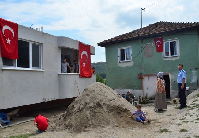 ŞEHİDİN AİLESİNİN EVLERİNİN (YEŞİL RENKLİ) YANINA YENİ BİR EV YAPTIRDIĞI ORTAYA ÇIKTI. (EMRAH YILDIZ - ONUR ALTINDAĞ/ZONGULDAK-İHA)