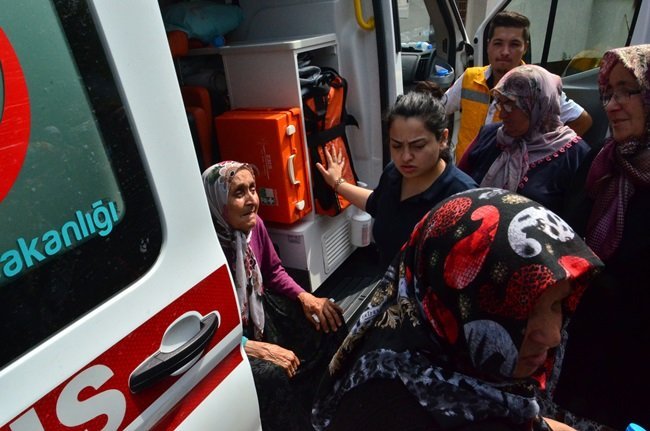 ŞEHİDİN ANNEANNESİ MAKBULE USLUOĞLU AMBULANSIN BASAMAĞINDA SİNİR KRİZİ GEÇİRDİ. (EMRAH YILDIZ - ONUR ALTINDAĞ/ZONGULDAK-İHA)